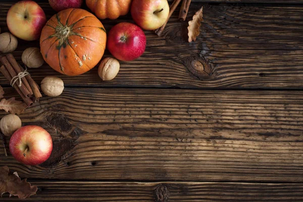 Herbstliche Rote Äpfel Mit Zimtstangen Saisonale Herbstliche Backzutaten Äpfel Nüsse — Stockfoto