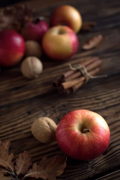 Autumn Red Apples Cinnamon Sticks Seasonal Autumn Cooking Pastry Ingredients — Stock Photo, Image