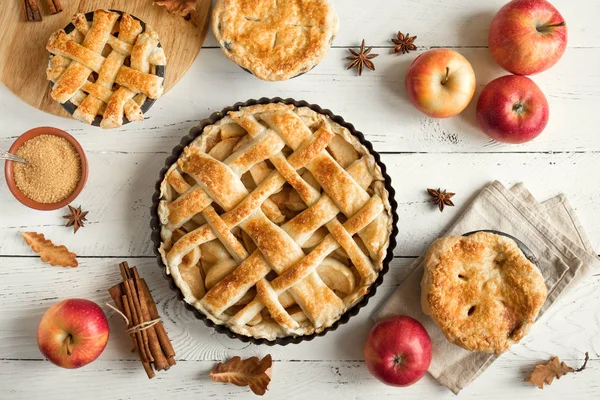 Hausgemachte Apfelkuchen Auf Weißem Holzhintergrund Draufsicht Klassisches Herbst Erntedank Dessert — Stockfoto