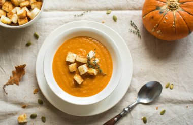 Balkabağı çorbası ve organik kabaklar, üstten görünüm. Mevsim sonbahar gıda - baharatlı balkabağı çorbası kruton ile.