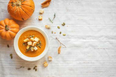 Balkabağı çorbası ve organik pumpkins, üstten görünüm alanı kopyalayın. Mevsim sonbahar gıda - baharatlı balkabağı çorbası kruton ve kabak çekirdeği ile.