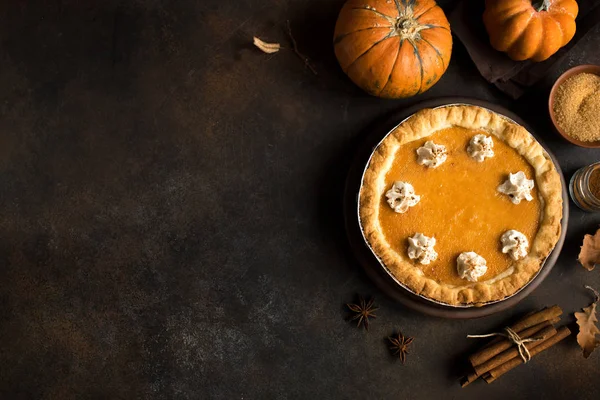 Tarta Calabaza Con Crema Batida Canela Sobre Fondo Rústico Vista — Foto de Stock