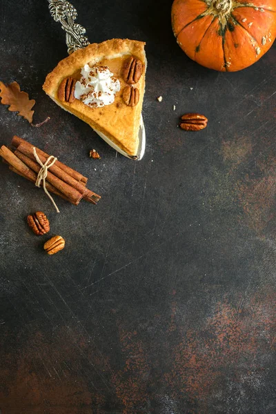 Ciasto Dyni Bitą Śmietaną Orzechów Pecan Cynamon Tle Rustykalnym Widok — Zdjęcie stockowe