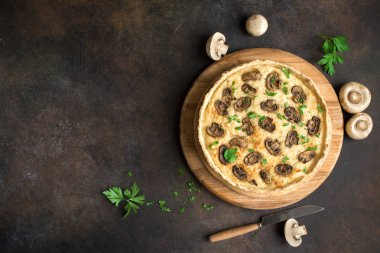 Mantarlı kiş pasta ile petrol ve peynir rustik arka plan, üstten görünüm üzerinde. Mantar ile tuzlu tart.