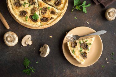 Mantarlı kiş pasta ile petrol ve peynir rustik arka plan, üstten görünüm üzerinde. Mantar ile tuzlu tart.