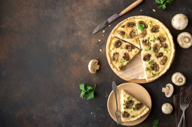 Mantarlı kiş pasta ile petrol ve peynir rustik arka plan, üstten görünüm üzerinde. Mantar ile tuzlu tart.