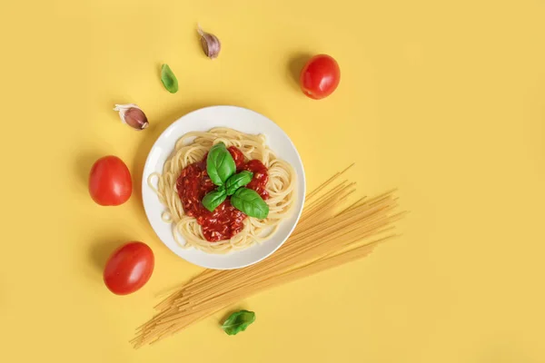 Spaghetti Pasta Bolognese Ingredients Yellow Background Top View Plate Pasta — Stock Photo, Image