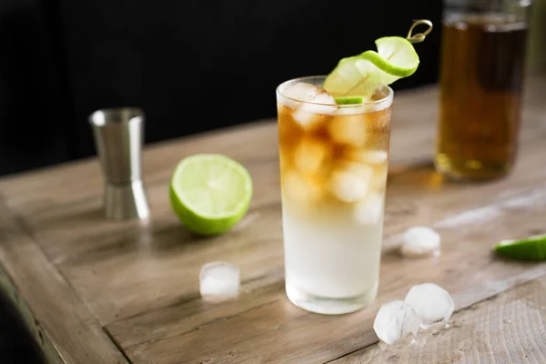 Cocktail Rhum Sombre Orageux Avec Bière Gingembre Garniture Chaux Verre — Photo