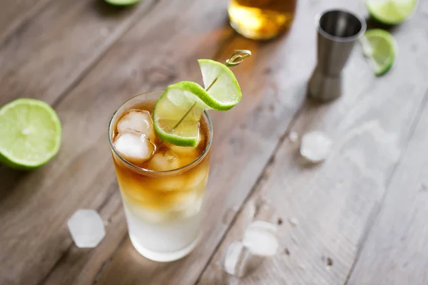 Mörka Och Stormiga Rom Cocktail Med Ginger Beer Och Lime — Stockfoto