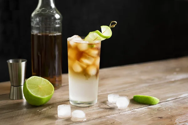 Mörka Och Stormiga Rom Cocktail Med Ginger Beer Och Lime — Stockfoto