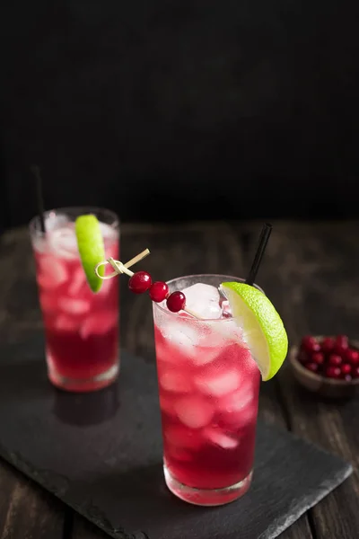 Cape Codder Cocktail Mit Limette Und Eis Preiselbeere Und Wodka — Stockfoto