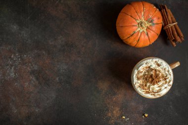 Kabak Spice Latte. Mevsim sonbahar baharatlar, üstten görünüm, kopya alanı kahve fincan. Kahve içmeye geleneksel sonbahar tatil.