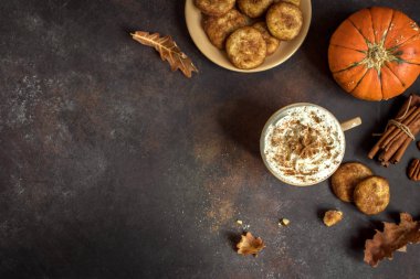 Kabak Spice Latte. Mevsim sonbahar baharatlar, kurabiye ve Sonbahar dekorasyonu ile Latte fincan. Geleneksel kahve içmek için sonbahar tatil, kopyalama alanı.