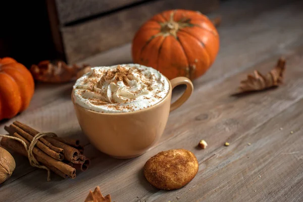 Kürbisgewürz Latte Tasse Latte Mit Saisonalen Herbstlichen Gewürzen Keksen Und — Stockfoto