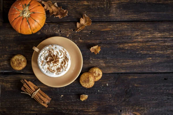 Pumpkin Spice Latte Kubek Latte Sezonowych Jesień Przyprawy Ciasteczka Widok — Zdjęcie stockowe