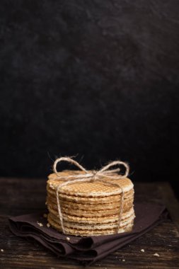 Hollandalı waffle, karamel ile stroopwafel. Geleneksel ev yapımı Hollandalı waffle karanlık rustik masada yığını.