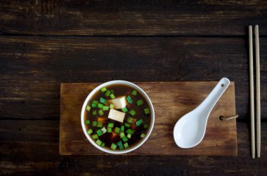 Japon miso çorbası koyu ahşap arka plan, kopya alanı üzerinde seramik kase. Asya miso çorbası ile tofu.