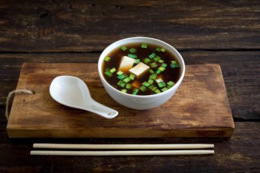 Japon miso çorbası koyu ahşap arka plan, kopya alanı üzerinde seramik kase. Asya miso çorbası ile tofu.