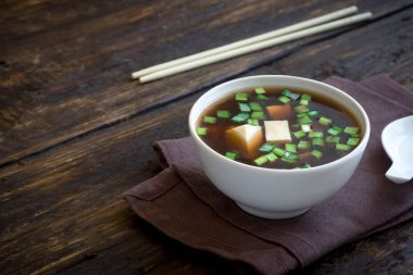 Japon miso çorbası koyu ahşap arka plan, kopya alanı üzerinde seramik kase. Asya miso çorbası ile tofu.