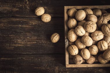 Rustik ahşap kutusunda, üstten görünüm, organik ceviz alanı kopyalayın. Ceviz mevsimlik hasat.