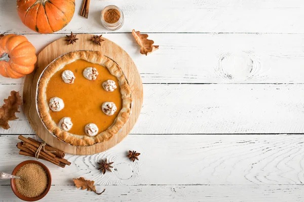 Tarta Calabaza Con Crema Batida Canela Sobre Fondo Madera Blanca — Foto de Stock