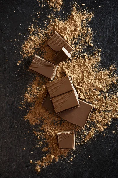 Broken Chocolate Pieces Cocoa Powder Black Chunks Chocolate Onr Dark — Stock Photo, Image