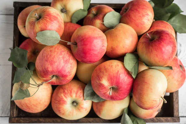 Rode Appels Houten Doos Biologische Rode Appels Met Bladeren Witte — Stockfoto
