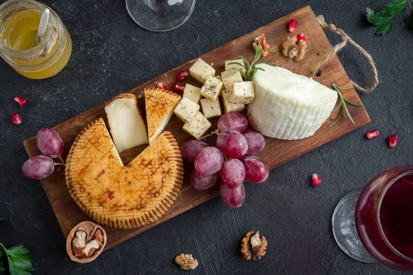 Cheese Platter Assorted Cheeses Grapes Nuts Black Background Copy Space — Stock Photo, Image