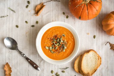 Balkabağı çorbası ve organik kabaklar, üstten görünüm. Mevsim sonbahar gıda - baharatlı balkabağı çorbası kruton ile.