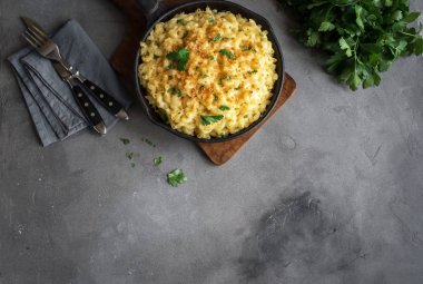 Mac ve peynir, peynirli sos ve beton masada, kopya alanı üstten görünüm Tepesi gevrek ekmek kırıntıları ile Amerikan tarzı Makarna Makarna