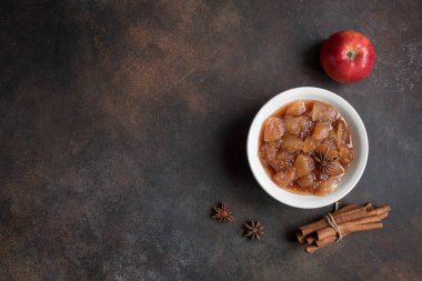 Tarçın, anason ve rustik arka plan, üstten görünüm üzerinde elma ile ev yapımı elma reçel (elma Hint turşusu, marmelat, tıknaz sos). Geleneksel sonbahar elma reçel.