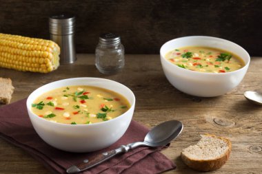 Ev yapımı Mısır çorbası çorba beyaz kase. Yeşiller ve sebze vejetaryen kremalı mısır çorbası.