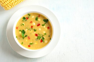 Ev yapımı Mısır çorbası çorba beyaz kase. Yeşiller ve sebze vejetaryen kremalı mısır çorbası.