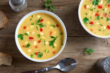 Ev yapımı Mısır çorbası çorba beyaz kase. Yeşiller ve sebze vejetaryen kremalı mısır çorbası.