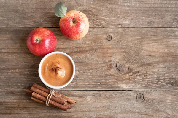 シナモンと木製のテーブル コピー領域のりんごの新鮮な自家製アップル リンゴのピューレ ムース ソース — ストック写真