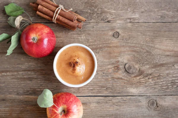 シナモンと木製のテーブル コピー領域のりんごの新鮮な自家製アップル リンゴのピューレ ムース ソース — ストック写真