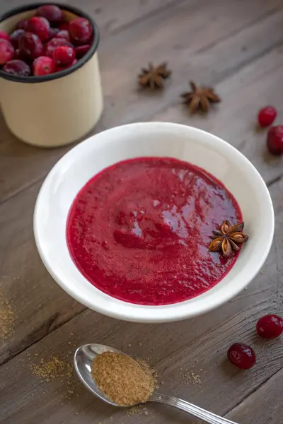 Zelfgemaakte Cranberry Saus Relish Voor Thanksgiving Kerstmis Houten Close Traditionele — Stockfoto