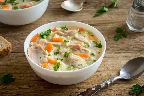 チキンとワイルド ライスのスープ チキン 白いボールに 野生稲を新鮮な自家製のクリーミーなスープをクローズ アップ — ストック写真