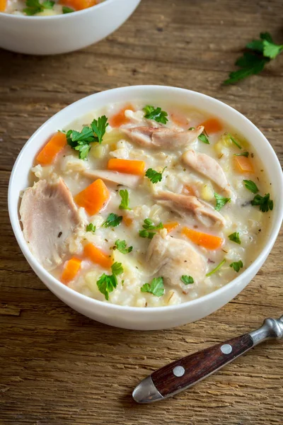 チキンとワイルド ライスのスープ 鶏肉と野菜と白いボウル トップ ビューでワイルド ライスと自家製の新鮮なクリーミーなスープ — ストック写真