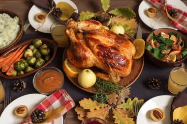 Şükran Türkiye yemek tüm kenarlara sahip. Ev yapımı kavrulmuş Türkiye ve tüm geleneksel yemekler şenlikli Şükran günü tablo.