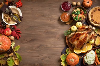 Türkiye ve tüm yan yemekler, kabak pasta, Şükran akşam yemeği arka plan ahşap arka planda, üstten görünüm sonbahar yaprakları ve Mevsim Sonbahar dekorasyonu, alanı Kopyala.