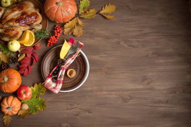 Şükran akşam yemeği arka plan ile Türkiye, sonbahar yaprakları ve mevsim sonbahar meyveleri dekorasyonu plaka, üstten görünüm etrafında. Sonbahar Festival tablo ayarı, kopya alanı.