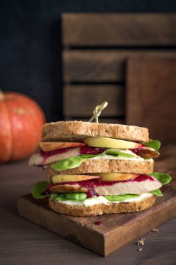 Hindi ya da tavuk artık sandviç ile doldurma ve kızılcık sosu. Taze Şükran veya Noel Türkiye yemek artıkları kepekli ekmek üzerinde yapılan.