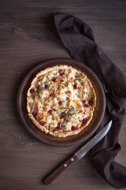 Hindi veya tavuk artık Tart pasta armut, peynir ve kızılcık. Şükran veya Noel Türkiye artık yemek ev yapımı kiş, kopya alanı, üstten görünüm.