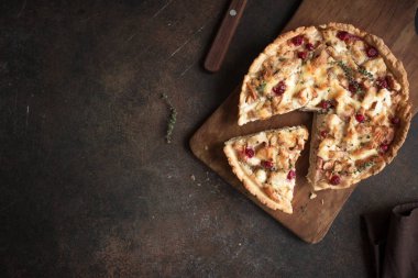 Hindi veya tavuk artık Tart pasta armut, peynir ve kızılcık. Şükran veya Noel Türkiye artık yemek ev yapımı kiş, kopya alanı, üstten görünüm.