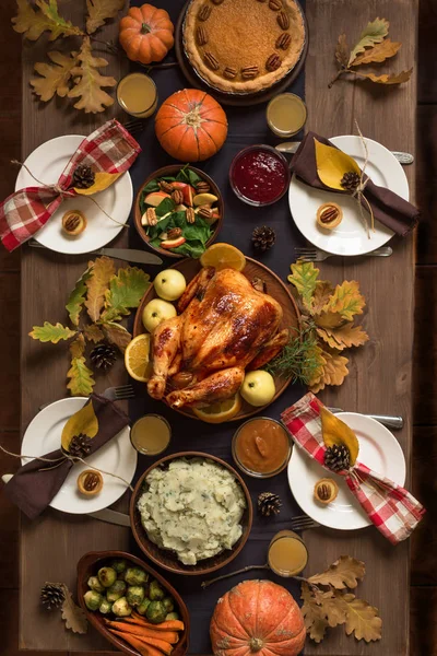 Thanksgiving Diner Achtergrond Met Turkije Alle Zijden Traditionele Gerechten Pompoen — Stockfoto