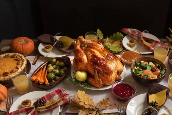 感恩节火鸡晚餐与各方 自制烤火鸡和节日感恩节餐桌上的所有传统菜肴 复印空间 — 图库照片