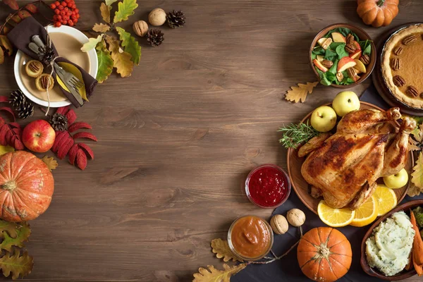 Erntedank Dinner Hintergrund Mit Truthahn Und Allseitigen Gerichten Kürbiskuchen Herbstblättern — Stockfoto