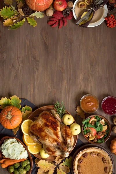 Erntedank Dinner Hintergrund Mit Truthahn Und Allseitigen Gerichten Kürbiskuchen Herbstblättern — Stockfoto