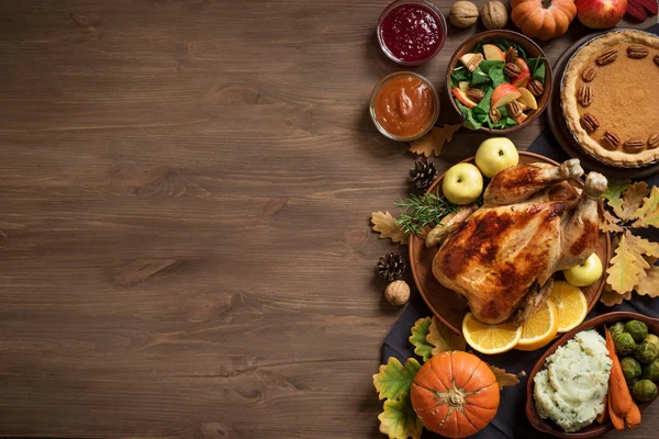 Erntedank Dinner Hintergrund Mit Truthahn Und Allseitigen Gerichten Kürbiskuchen Herbstblättern — Stockfoto